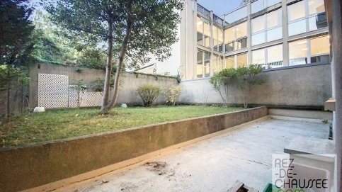 54535483a.jpg BUREAUX A LOUER AVEC PARKINGS, JARDIN et SOUPLEX.